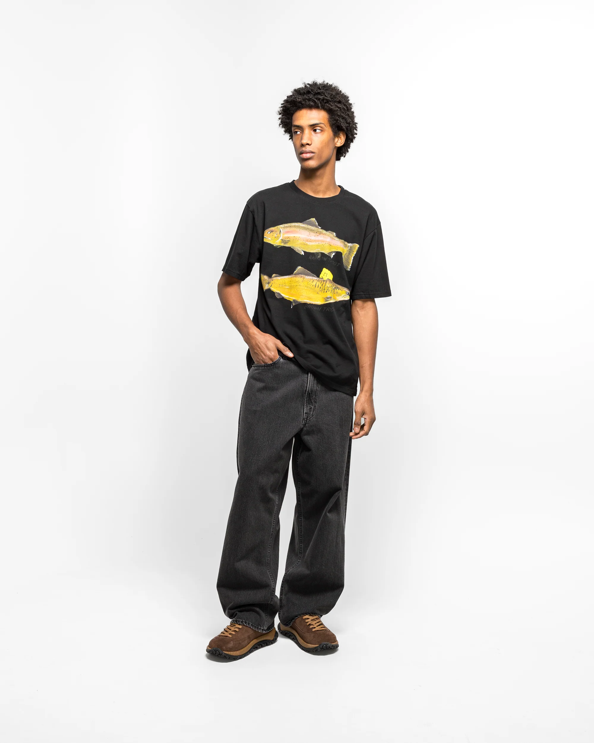 20/-Jersey Crew T (Two Trouts PECKISH RAINBOWY) - Black - Image 5