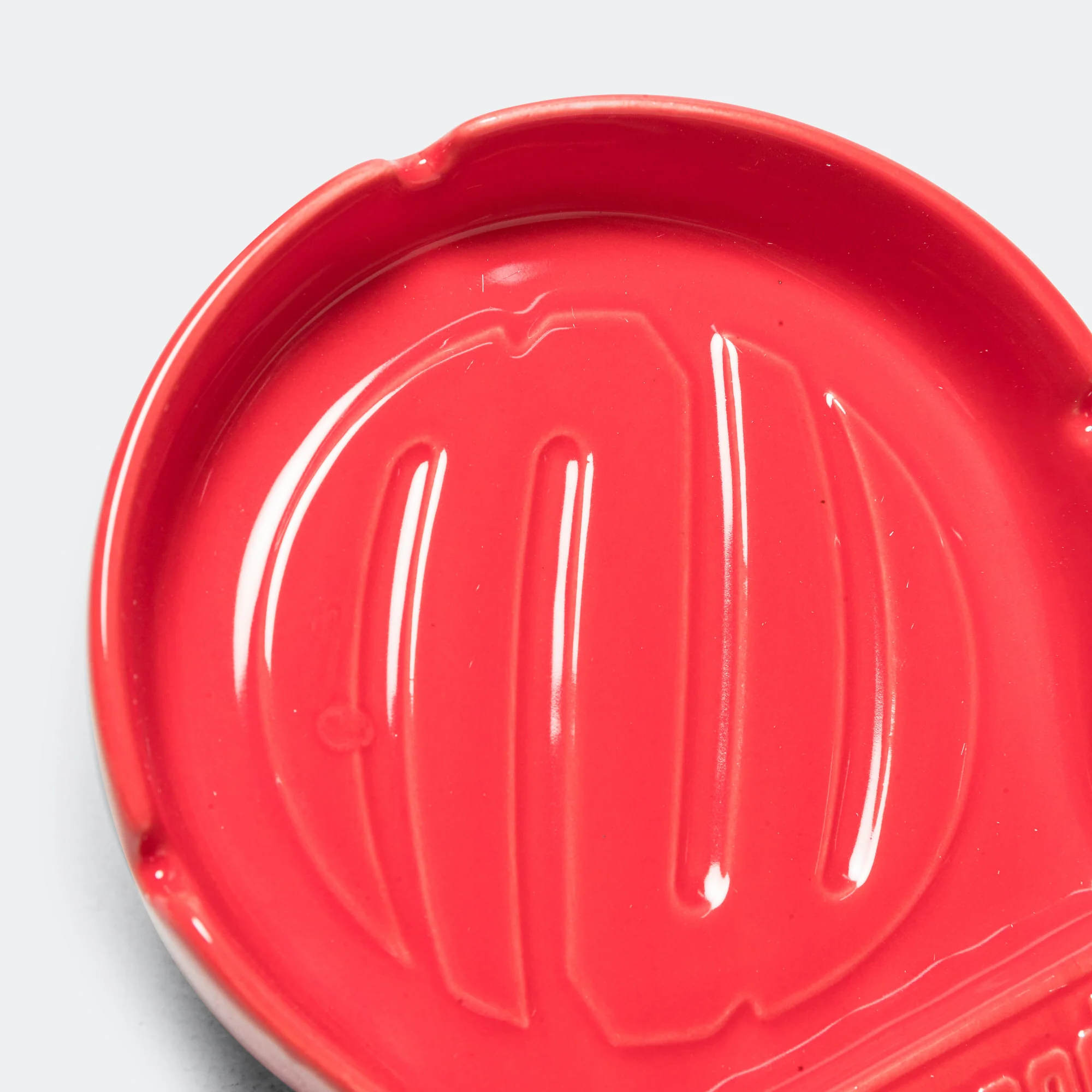 Puttin Trainer Ashtray - Red - Image 3